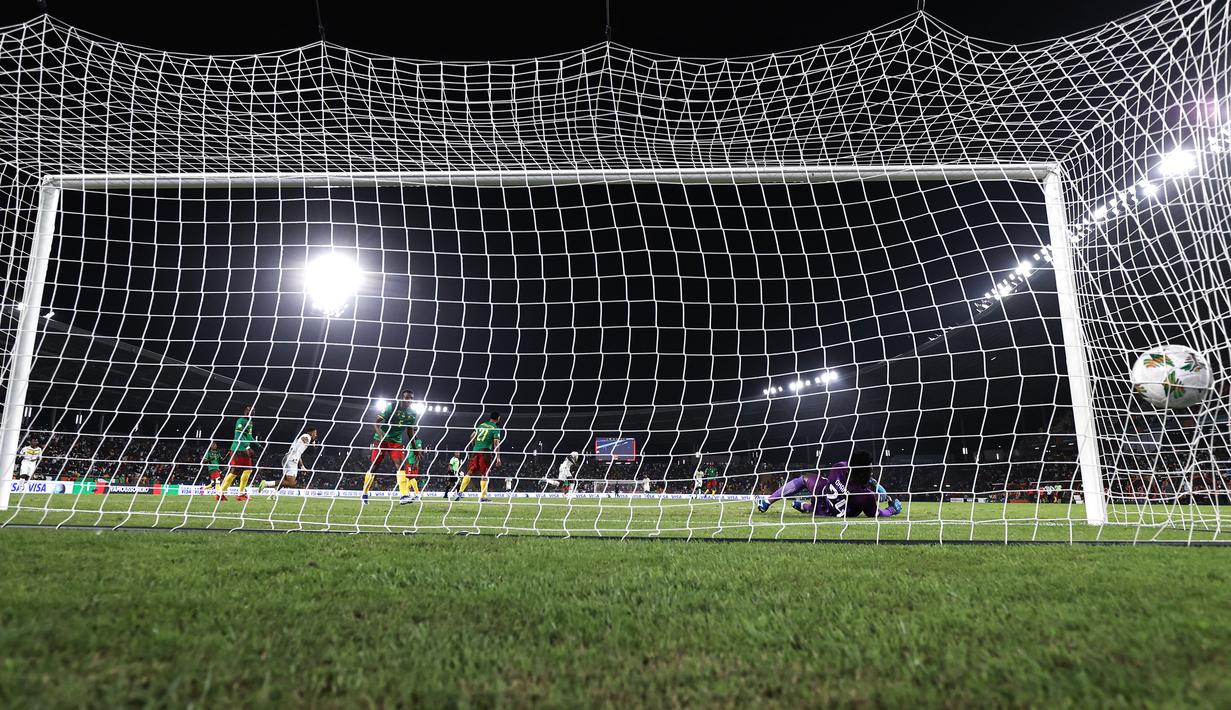 Kiper Manchester United itu kebobolan tiga gol saat melawan Senegal. (AFP/Kenzo Triboullard)