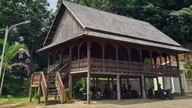 Rumah adat Kalimantan Timur (Disdikbud.Samarindakota.go.id)