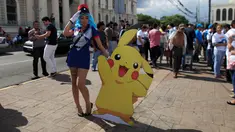 Seorang cosplayer mengenakan kostum karakter dari game augmented reality Pokemon Go ketika berpatisipasi dalam acara "poketour" di San Salvador, El Salvador, Sabtu (23/7). (REUTERS/Jose Cabezas)