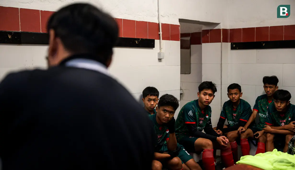 Para Pemain Korea-Korea Selecao ketika diberikan instruksi oleh pelatih di saat ujicoba melawan Vitoria Clube de Lisboa pada Selasa (26/11/2024).