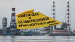 Aktivis Greenpeace Indonesia melakukan aksi di kawasan perairan depan Pembangkit Listrik Tenaga Gas Uap (PLTGU) Muara Karang, Jakarta pada Selasa 18 November 2025. Aktivis Greenpeace Indonesia menggelar aksi damai di kawasan Pembangkit Listrik Tenaga Gas Uap (PLTGU) Muara Karang pada Selasa 18 November 2025. (YASUYOSHI CHIBA/AFP)