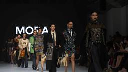 Para model memeragakan busana fesyen Moral pada panggung gelaran mode Jakarta Fashion Week (JFW) 2026 di City Hall, Pondok Indah Mall 3, Jakarta, Rabu (29/10/2025). (Kapanlagi.com/Budy Santoso)