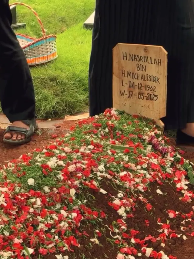 Makam Mat Solar. (Foto: Dok. Instagram @riekediahp)