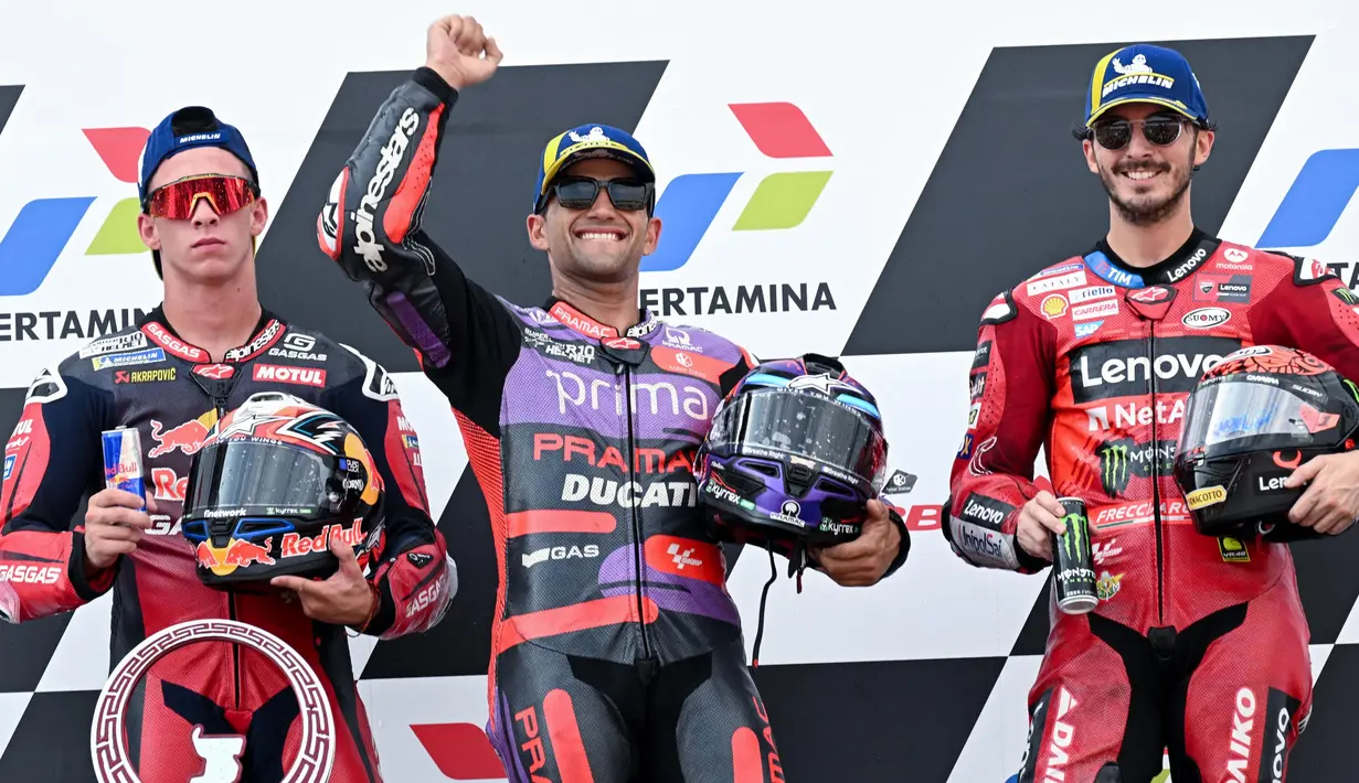 Pembalap Prima Pramac Racing, Jorge Martin (tengah) bersama pembalap RedBull GASGAS Tech3, Pedro Acosta (kiri) dan pembalap Ducati Lenovo Team asal Italia Francesco Bagnaia saat merayakan kemenangan di podium usai balapan MotoGP Grand Prix Indonesia 2024 di Sirkuit Internasional Pertamina Mandalika, Lombok, Nusa Tenggara Barat, 29 September 2024. (SONNY TUMBELAKA/AFP)