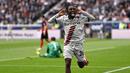 Pemain Bayer Leverkusen, Jeremie Frimpong, melakukan selebrasi setelah mencetak gol ke gawang Eintracht Frankfurt pada laga Liga Jerman di Stadion Deutsche Bank Park, Senin (6/5/2024). (AFP/Kirill Kudryavtsev)