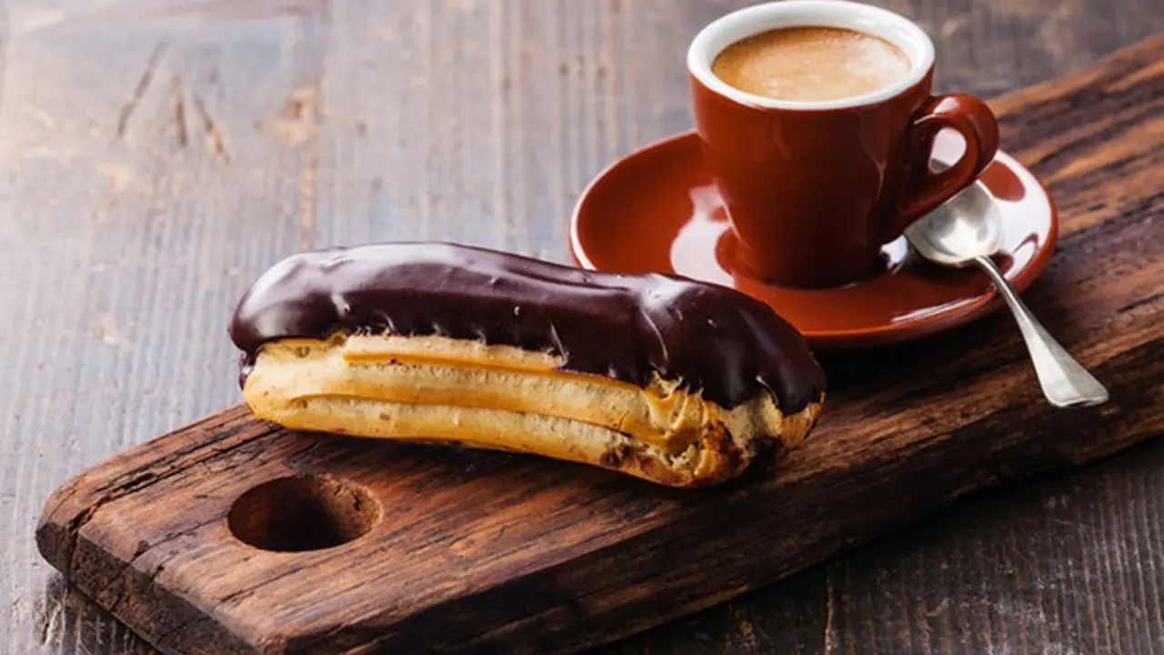 Di tengah jam kerja, para pekerja di Swedia biasa beristirahat sejenak untuk minum kopi dan mengudap kue-kue manis. Jeda istirahat minum kopi lazim disebut Fika oleh masyarakat setempat. (Thinkstock)
