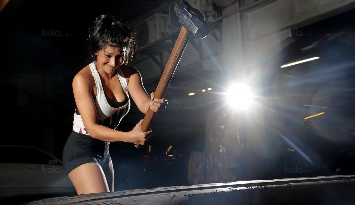 Gita Bachtiar atlet binaraga putri Indonesia menjalani latihan di Bengkel Cross-Fit, Jakarta pada Kamis (25/1/2018). Di kategori bikini fitness, Gita Bachtiar berhasil meraih juara pertama. (Bola.com/Peksi Cahyo)