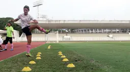 Pemain Timnas putri Indonesia, Zahra Muzdalifah melakukan pemanasan jelang latih tanding melawan tim putri Persib di Stadion Madya, Kompleks Gelora Bung Karno, Jakarta, Kamis (13/1/2022). Latih tanding ini persiapan untuk berlaga di ajang Piala Asia Wanita 2022. (Liputan6.com/Helmi Fithriansyah)