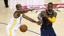 Forward Cleveland Cavaliers, LeBron James #23 melakukan umpan saat dihadang forward Warriors, Andre Iguodala #9 pada laga Final NBA di Oracle Arena, Senin (6/6/2016) WIB. (Mandatory Credit: Kelley L Cox-USA TODAY Sports)