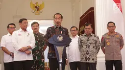 Presiden Joko Widodo (tengah) menyampaikan keterangan terkait kerusuhan pascapengumuman hasil Pemilu 2019 di Istana Merdeka, Jakarta, Rabu (22/5/2019). Jokowi mengatakan tidak akan menoleransi pihak-pihak yang akan mengganggu keamanan, proses demokrasi, dan persatuan negara. (Liputan6.com/HO/Ran)