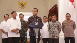 Presiden Joko Widodo (tengah) menyampaikan keterangan terkait kerusuhan pascapengumuman hasil Pemilu 2019 di Istana Merdeka, Jakarta, Rabu (22/5/2019). Jokowi mengatakan tidak akan menoleransi pihak-pihak yang akan mengganggu keamanan, proses demokrasi, dan persatuan negara. (Liputan6.com/HO/Ran)