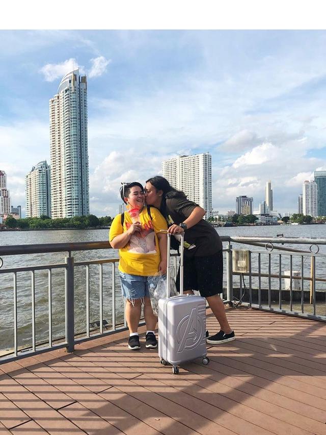 Unggah Permintaan Maaf di Billboard, Ini 7 Potret Mesra Sinyorita dan Suami