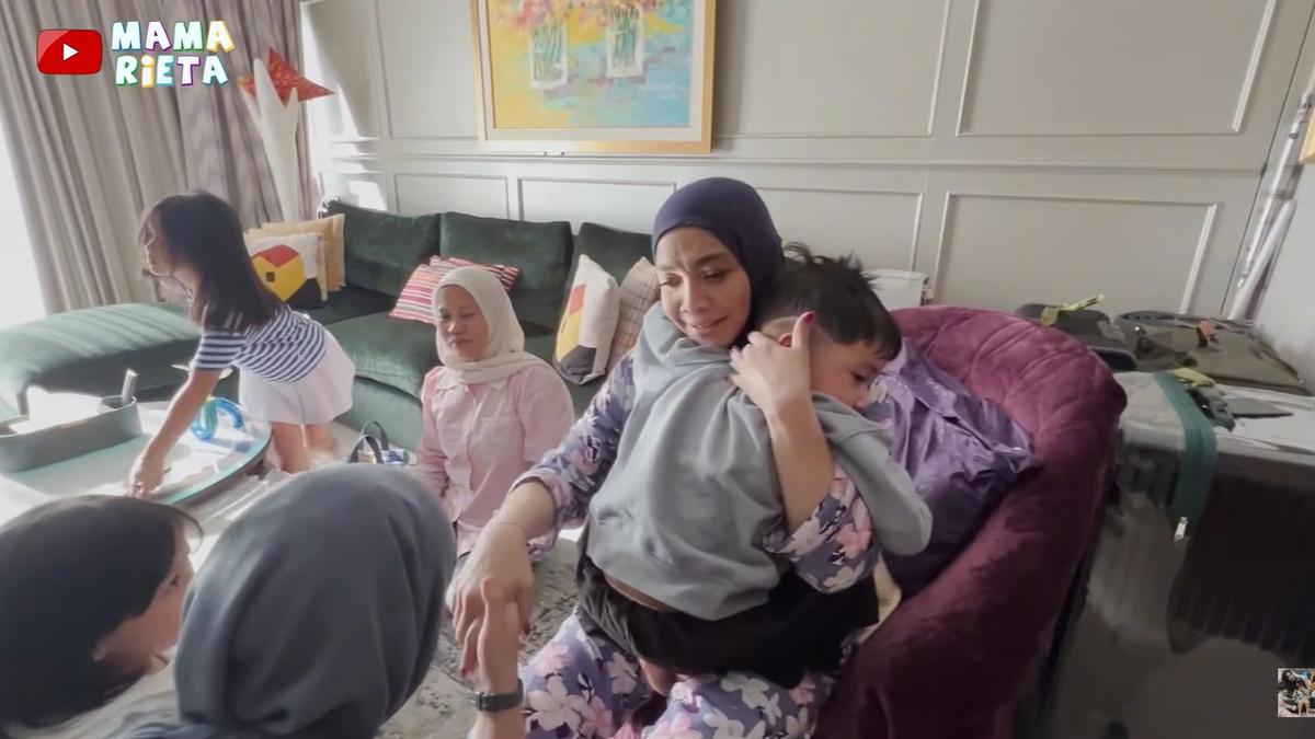 5 Potret Ruang Tamu Rumah Rieta Amalia, Nuansa Mewah dengan Interior Berkelas