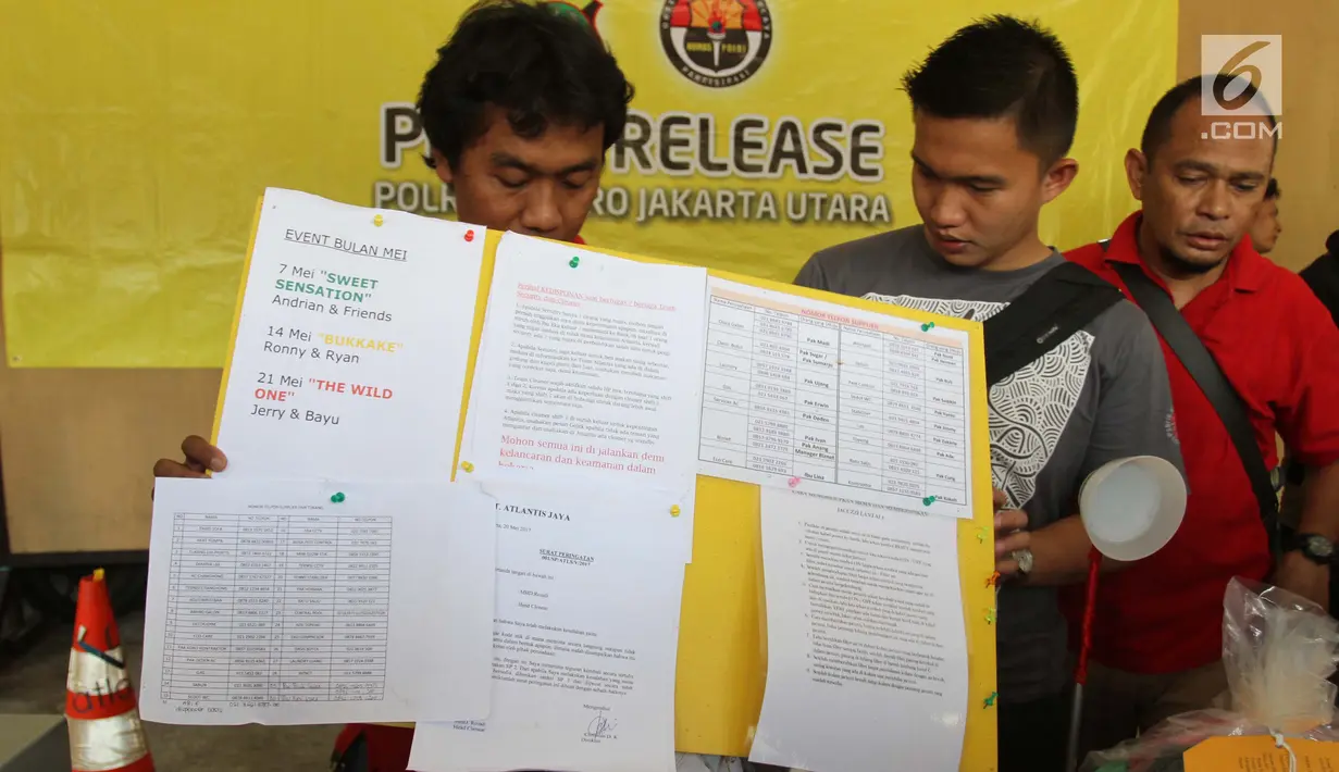 Polisi menunjukan barang bukti hasil penggerebekan PT. Atlantis Jaya di Kelapa Gading, Mapolres Jakarta Utara, Senin (22/5). PT. Atlantis Jaya tersangkut kasus "prostitusi kaum gay" dengan nama acara "the wild one". (Liputan6.com/Gempur M Surya)