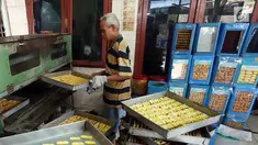 Pekerja membuat kue kering di industri rumahan kawasan Kwitang, Jakarta, Sabtu (18/5/2019). Jelang Lebaran, pengusaha kue kering rumahan mulai kebanjiran pesanan. (Liputan6.com/Herman Zakharia)