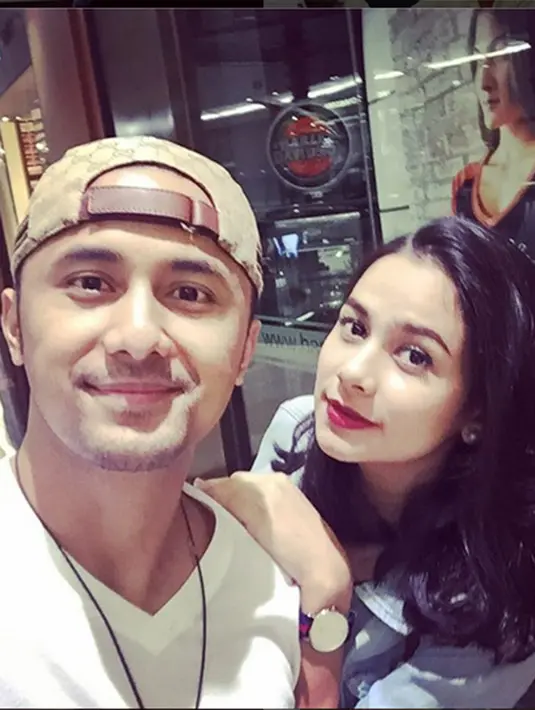 Apa Sonya sakit? Hengky menuliskan keterangan foto singkat, 'Semangat Bunda.' untuk menyemangati sang istri yang terbaring lemas dengan menyunggingkan sedikit bibir manisnya. (Via Instagram/@Hengkykurniawan)