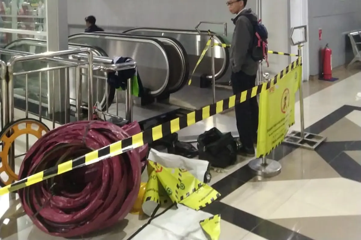 Balai Teknik Perkeretaapian (BTP) Jakarta melakukan perawatan eskalator di Stasiun Bekasi sebagai bagian dari peningkatan pelayanan penumpang. (Dok Kemenhub)