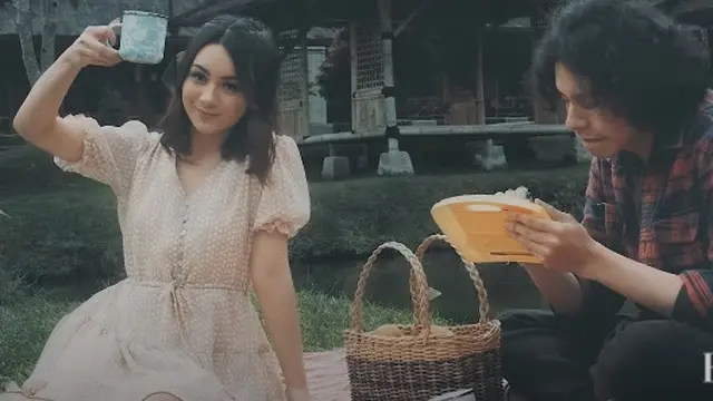 Rilis Single Baru, Ini 7 Momen Romantis Ersya Aurel Dalam Video Klipnya