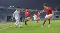 Pemain Timnas Indonesia U-22, Toni Firmansyah (tengah) dan Mauro Ziljstra (kanan) mencoba membayangi pemain Myanmar pada pertandingan SEA Games 2025 di 700th Anniversary Stadium, Chiang Mai, Jumat (12/12/2025). (Bola.com/Bagaskara Lazuardi)