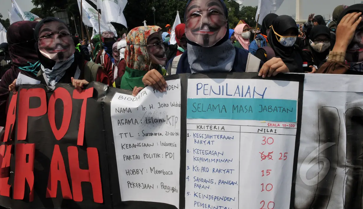 Mahasiswa dari berbagai universitas melakukan aksi unjuk rasa di depan Istana Negara, Jakarta, Kamis (21/5/2015).  Aksi tersebut menuntut agar Pemerintahan memprioritaskan masyarakat pribumi daripada asing. (Liputan6.com/Johan Tallo)