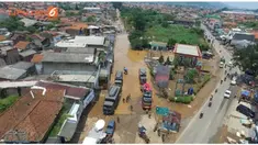 Meskipun baru sebagian yang surut, warga yang sudah dua hari dikepung banjir mulai normal melakukan aktivitas