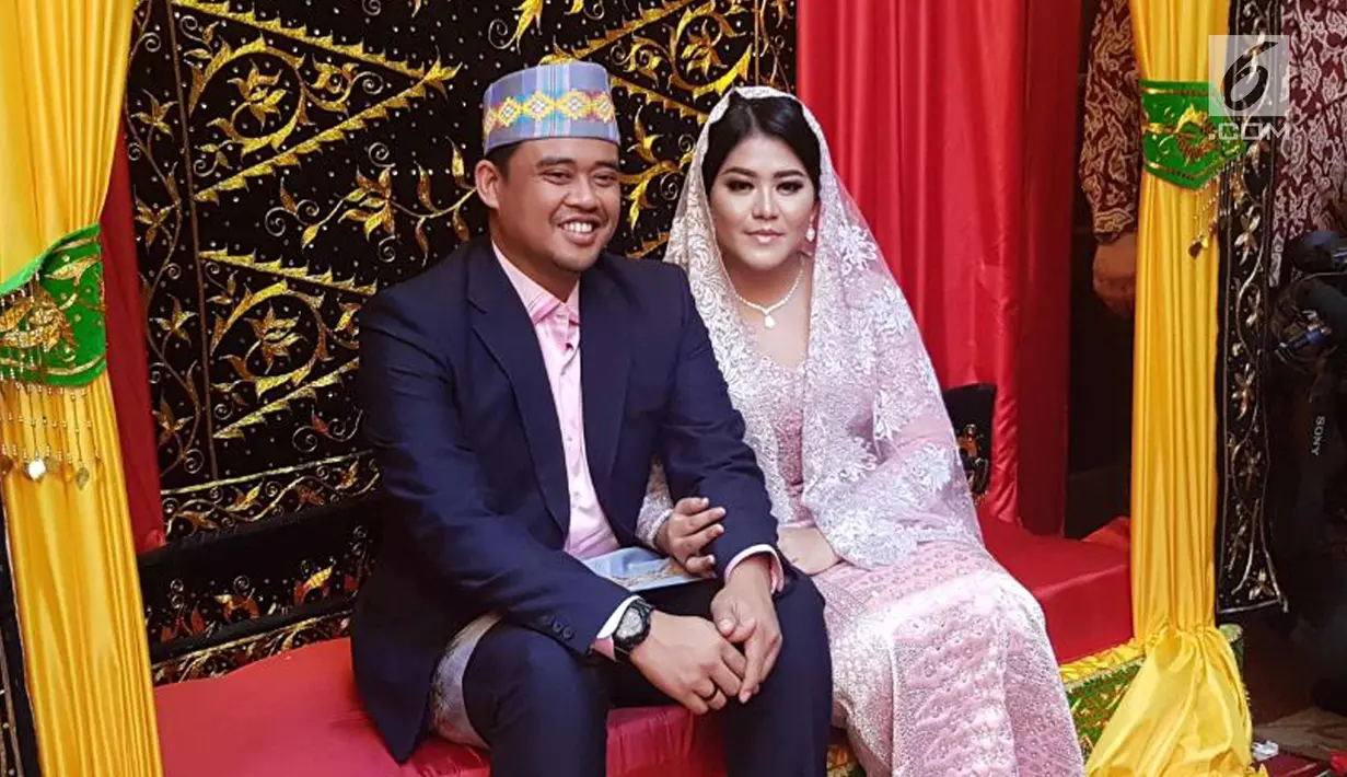 Putri Presiden Jokowi, Kahiyang Ayu dan Muhammad Bobby Afif Nasution jelang prosesi upacara adat pemberian marga Siregar di rumah paman Bobby di Medan, Selasa (21/11). Kahiyang Ayu resmi menjadi Kahiyang Ayu Boru Siregar. (Liputan6.com/Aditya Eka Prawira)