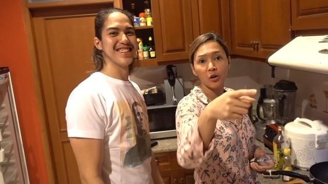 7 Momen Maia Estianty Pakai Piyama Tanpa Makeup Ajari El Rumi Masak