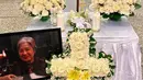 Peti jenazah Farida Sabtijastuti yang dihiasi dengan rangkaian bunga mawar putih yang membentuk salib. (Foto: Instagram/ gadiiing)
