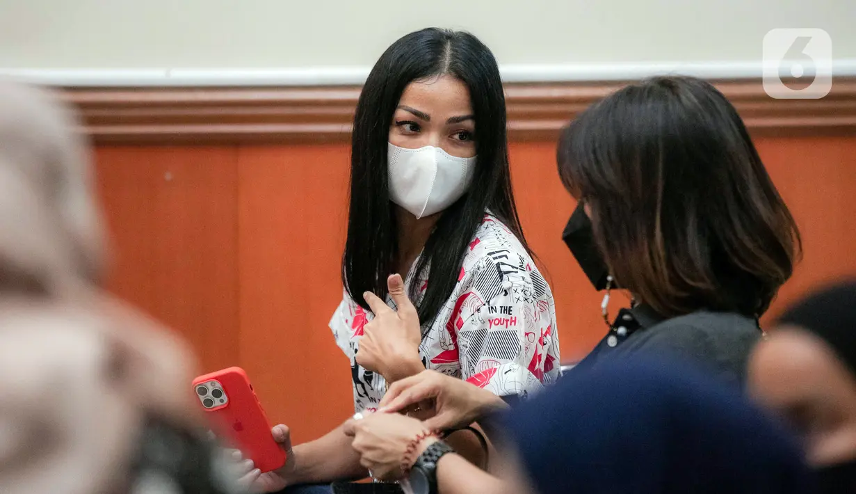 Aktris Nirina Zubir saat menghadiri sidang lanjutan kasus mafia tanah di Pengadilan Negeri Jakarta Barat, Jakarta, Selasa (7/6/2022). Aset yang digelapkan ART almarhumah ibunda Nirina Zubir sudah berganti nama kepemilikan menjadi Riri Khasmita, bukan nama ibunya lagi. (Liputan6.com/Faizal Fanani)