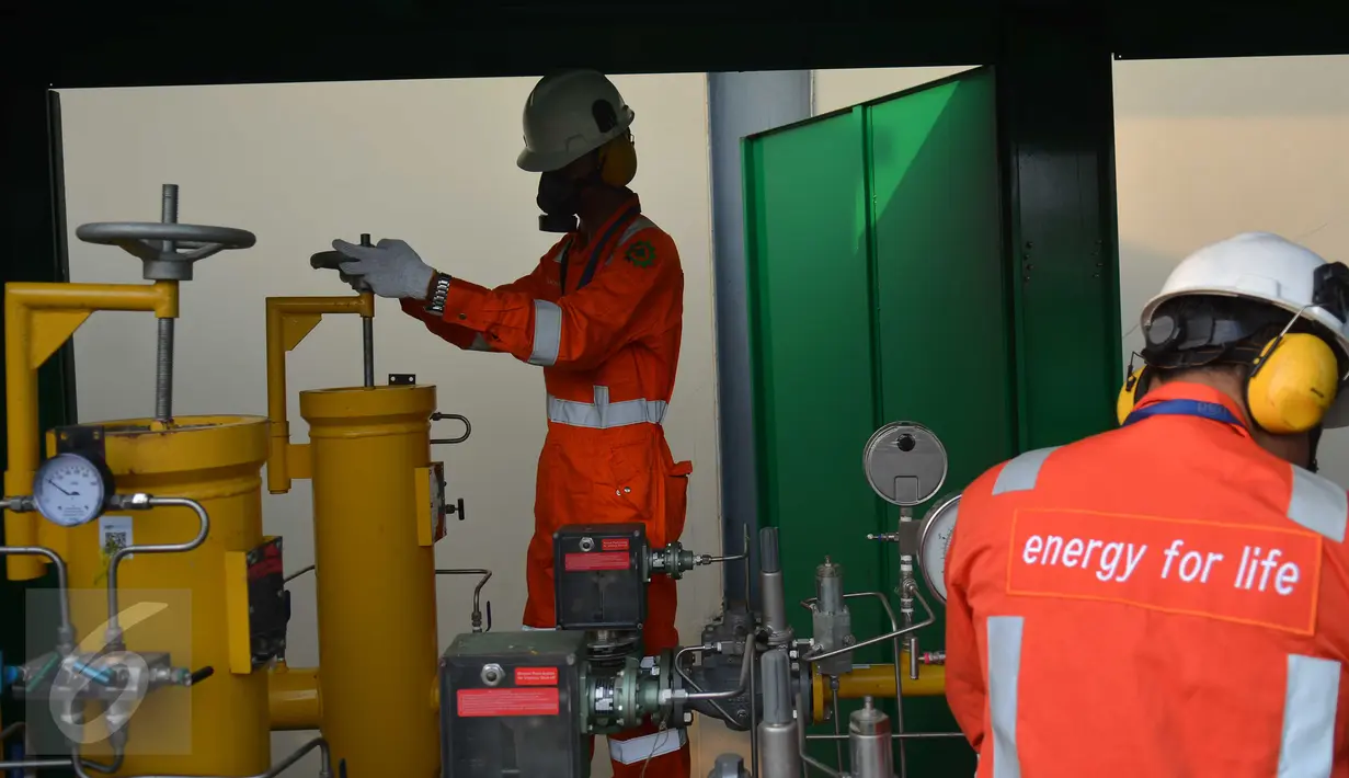 Petugas mengecek instalasi pipa metering regulating station PT Perusahaan Gas Negara Tbk di Jakarta, (28/10/2015). PGN berkomitmen meningkatkan daya saing dan menciptakan lingkungan yang bersih di sektor industri nasional. (Liputan6.com/Angga Yuniar)