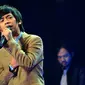 D'Masiv saat memeriahkan Konser "Tribute to Rinto Harahap", Studio Emtek, Jakarta, Senin (8/6/2015). Sejumlah musisi membawakan lagu ciptaan  Rinto Harahap dengan ciri khas masing-masing. (Liputan6.com/Faisal R Syam)