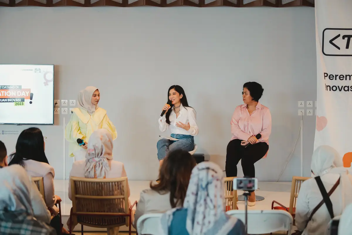 Dian Sastrowardoyo bersama Founder & CEO Markoding  Amanda Simanjuntak. [Foto: Instomewa]