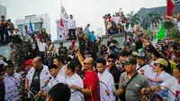 Di tengah itu, massa juga melantunkan shalawat untuk memberi semangat kepada pendukung Prabowo lainnya, Jakarta, Kamis (21/8/14). (Liputan6.com/Faizal Fanani)