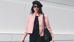 Diberbagai kesempatan, Maudy cantik tampil dengan topi. Seperti dengan busana simpel kaos hitam dan celana senada. Ditutupi blazer pink, Maudy makin cantik dengan topi baret dan kacamata hitam.(Liputan6.com/IG/@maudyayunda)