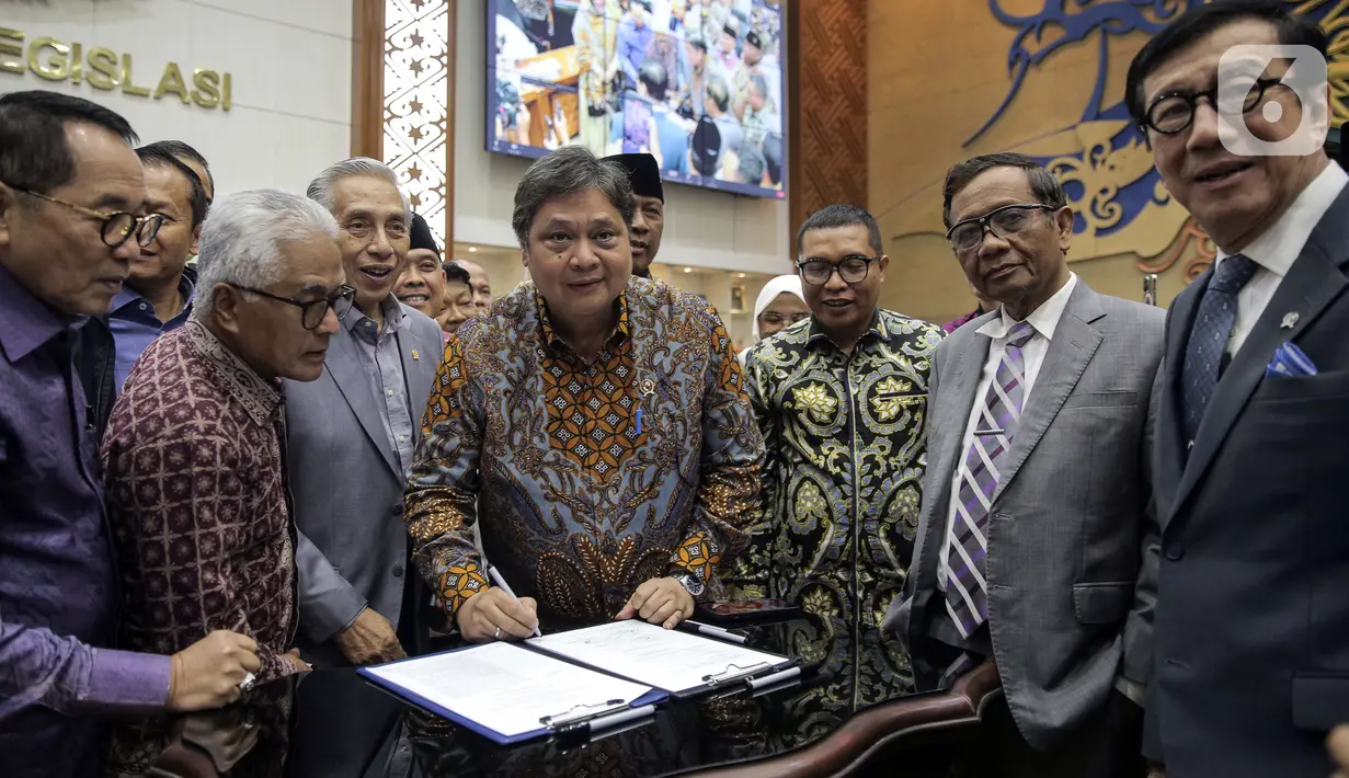<p>Menko Perekonomian Airlangga Hartarto disaksikan Menko Polhukam Mahfud MD, Menkumham Yasonna Laoly, dan Wakil Ketua Baleg DPR M. Nurdin menandatangani draft Peraturan Pemerintah Pengganti Undang-Undang (Perppu) Cipta Kerja di Kompleks Parlemen, Senayan, Jakarta, Rabu (15/2/2023). Baleg DPR menyetujui untuk membawa Perppu Cipta Keria ke Paripurna dan disahkan menjadi Undang-Undang (UU). (Liputan6.com/Faizal Fanani)</p>