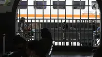 Calon penumpang kereta api jarak jauh menanti waktu keberangkatan di Stasiun Pasar Senen, Jakarta, Sabtu (1/5/2021). Calon penumpang KA Jarak Jauh memilih berangkat lebih awal sebelum jatuh tempo batas pelarangan mudik lebaran 2021 pada 6 hingga 17 Mei 2021, (Liputan6.com/Helmi Fithriansyah)