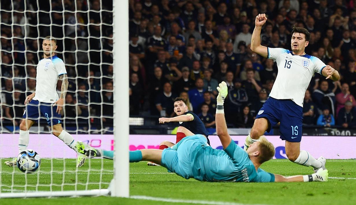 Harry Maguire kembali jadi sorotan saat Inggris menaklukkan Skotlandia dengan skor 3-1 dalam laga uji coba di Hampden Park, Glasgow, Rabu (13/9/2023). (AFP/Andy Buchanan)