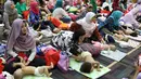 Para peserta mengikuti acara pijat massal bayi di Gedung Kementerian Kesehatan, Jakarta, Selasa (7/11). Acara tersebut digelar dalam rangka menyambut peringatan Hari Kesehatan Nasional ke-53. (Liputan6.com/Immanuel Antonius)
