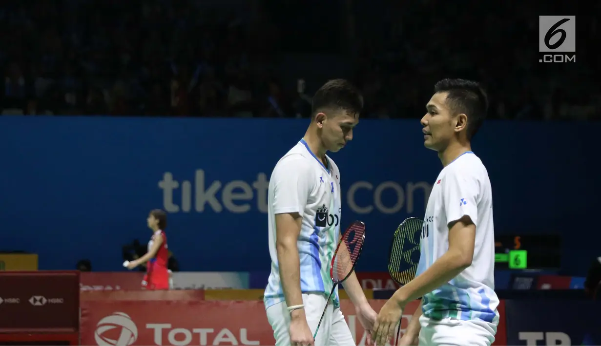 Pebulu tangkis ganda putra Indonesia, Fajar Alfian/M Rian Ardianto saat melawan Takuro Hoki/Yugo Kobayashi (Jepang) di Perempat Final Indonesia Open 2019 di Istora Senayan, Jakarta, Jumat (19/7/2019). Fajar/Rian kalah 19-21, 12-21. (Liputan6.com/Helmi Fitrhiansyah)