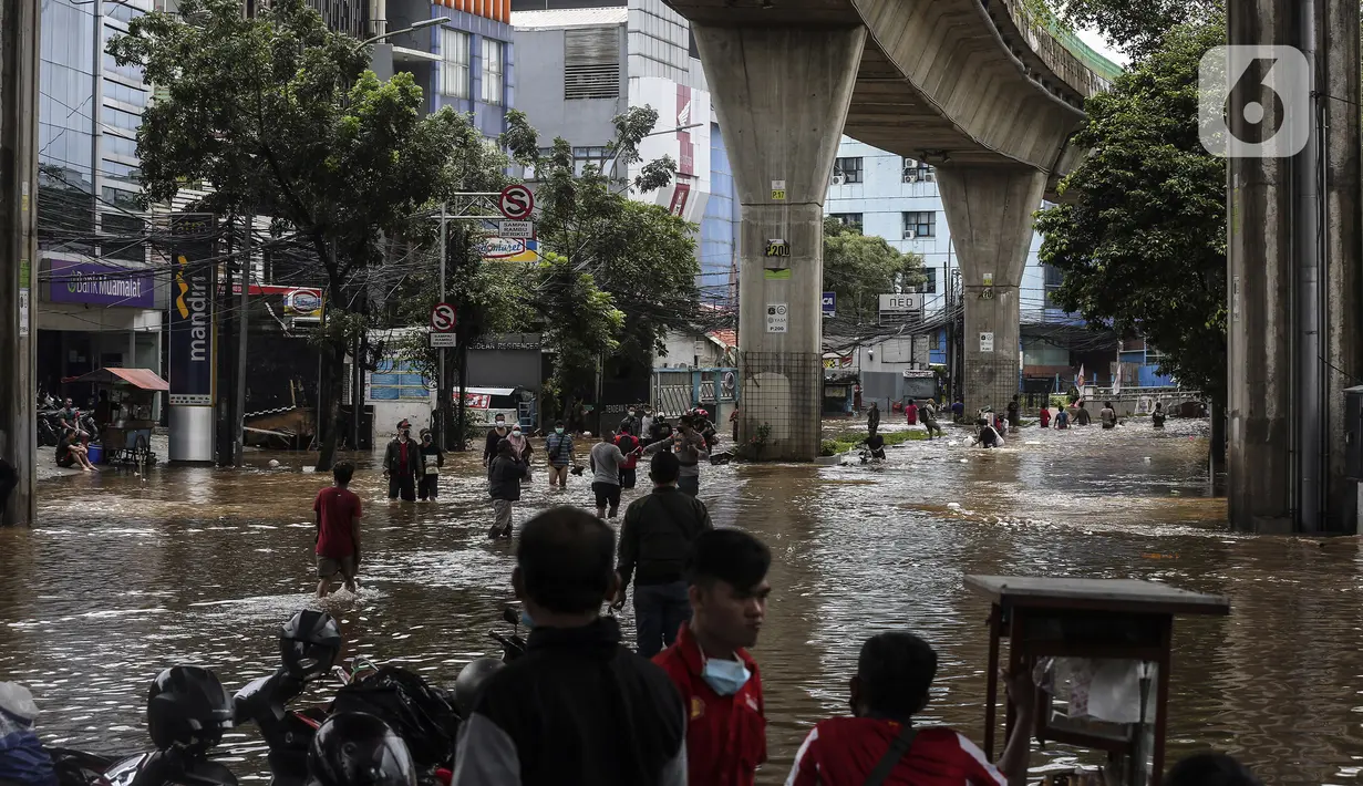 Suasana banjir di kawasan Tendean Jakarta, Sabtu (20/2/2021). Curah hujan yang tinggi menyebabkan banjir setinggi orang dewasa di kawasan Tendean. (Liputan6.com/Johan Tallo)