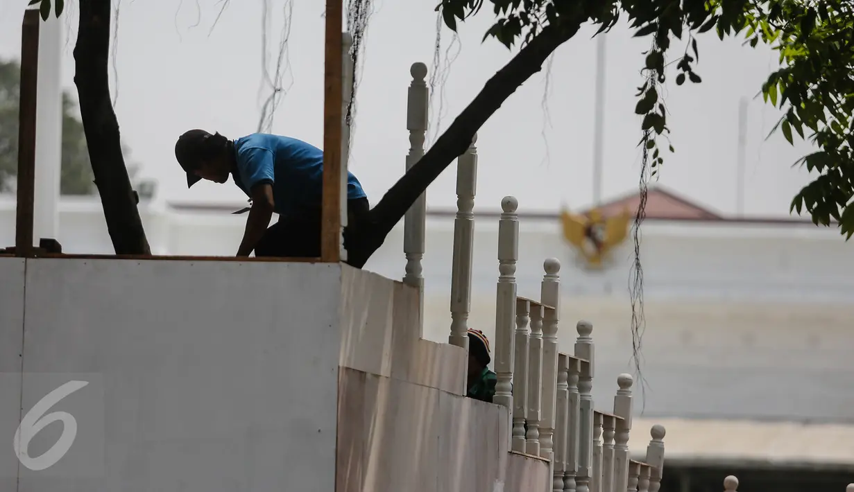 Pekerja membuat panggung untuk persiapan peringatan HUT Kemerdekaan RI ke-70 di halaman Istana Merdeka, Jakarta, Kamis (6/8). Persiapan terus dilakukan di kompleks Istana menjelang perayaan hari kemerdekaan 17 Agustus 2015. (Liputan6.com/Faizal Fanani)