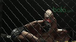Aksi Stefer Rahardian memukul lawannya Himanau Kaushik pada ajang One Championship 2018 di Jakarta Convention Center, Sabtu (12/5/2018). Stefer Rahardian mudah pada menit kedua ronde pertama. (Bola.com/Nick Hanoatubun)