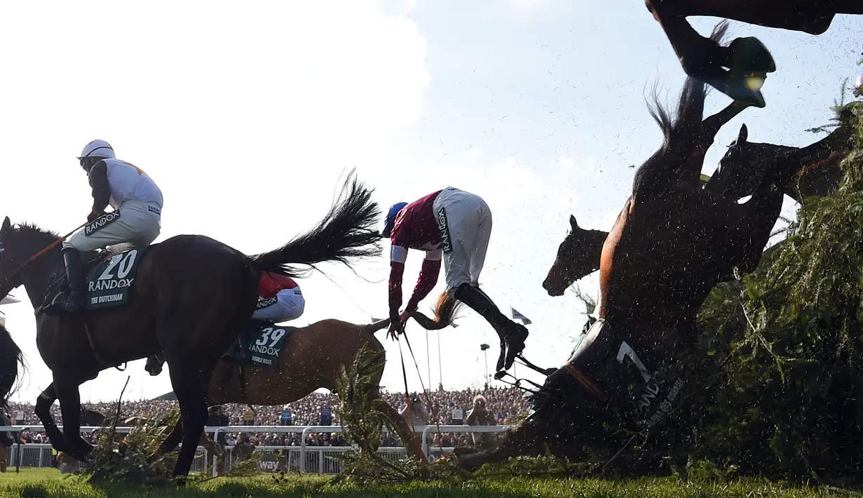 Seorang joki bernama Rachael Blackmore terlempar dari kudanya saat mengikuti pacuan kuda Grand National di Aintree Racecourse di Liverpool, Inggris (14/4). Rachael Blackmore juga hampir terinjak oleh peserta lainnya. (AFP/Paul Ellis)