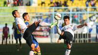 Pemain belakang Bali United Wahyu Kristanto menempel ketat striker Arema Cronus, Samsul Arif. (Bola.com/Kevin Setiawan)