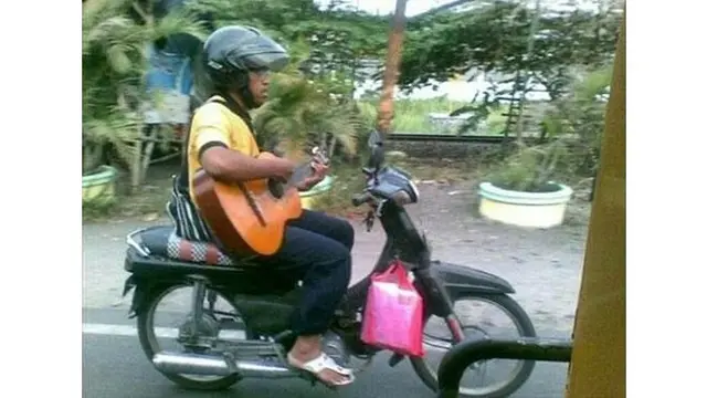 6 Aksi Absurd Bapak-bapak di Jalan Raya Ini Bikin Ngakak