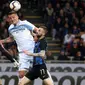 Gelandang Lazio, Sergej Milinkovic-Savic, menyundul bola ke gawang Inter Milan pada laga Serie A di Stadion Giuseppe Meazza, Minggu (31/3). Inter Milan takluk 0-1 dari Lazio. (AP/Matteo Bazzi)