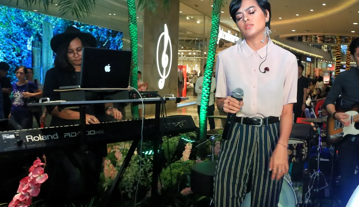 Beberapa pose di media sosial menunjukkan kedekatan keduanya. Ada yang dengan menggunakan pakaian renang, ada juga yang sedang di sebuah restoran saling berhadapan. (Adrian Putra/Bintang.com)