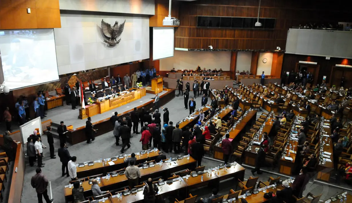 Keributan dipicu sikap pimpinan rapat, Priyo Budi Santoso, yang langsung mengetok palu memutuskan dua opsi voting RUU Pilkada, Jakarta, (25/9/14). (Liputan6.com/Andrian M Tunay)