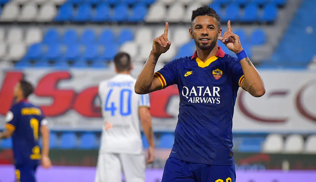 Bek AS Roma, Bruno Peres berselebrasi dengan rekan-rekannya usai mencetak gol ke gawang SPAL pada pertandingan lanjutan Liga Serie A Italia di stadion Paolo Mazza di Ferrara, Italia, Rabu, (22/7/2020). Roma menang telak 6-1 atas SPAL. (Fabio Rossi/LaPresse via AP)