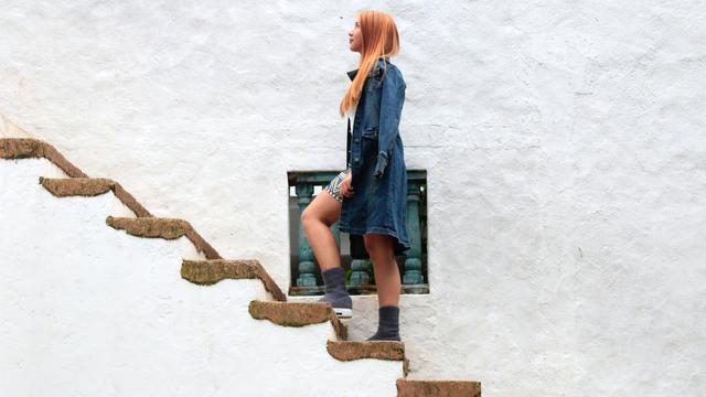 Ilustrasi menaiki tangga